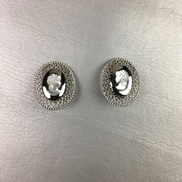 Whiting and Davis vintage silver cameo earrings - Picture 3 of 10